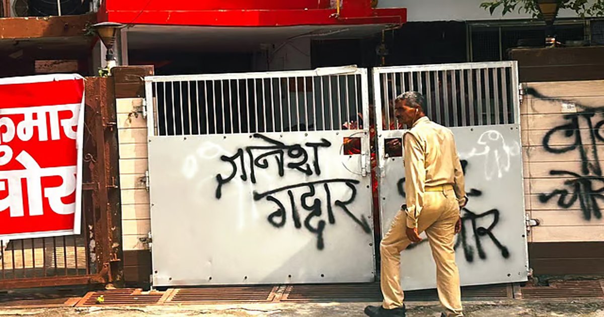 মুখ্য নির্বাচন কমিশনার জ্ঞানেশ কুমারের বাড়ির বাইরে লেখা হল ‘গদ্দার’ এবং ‘চোর’ 