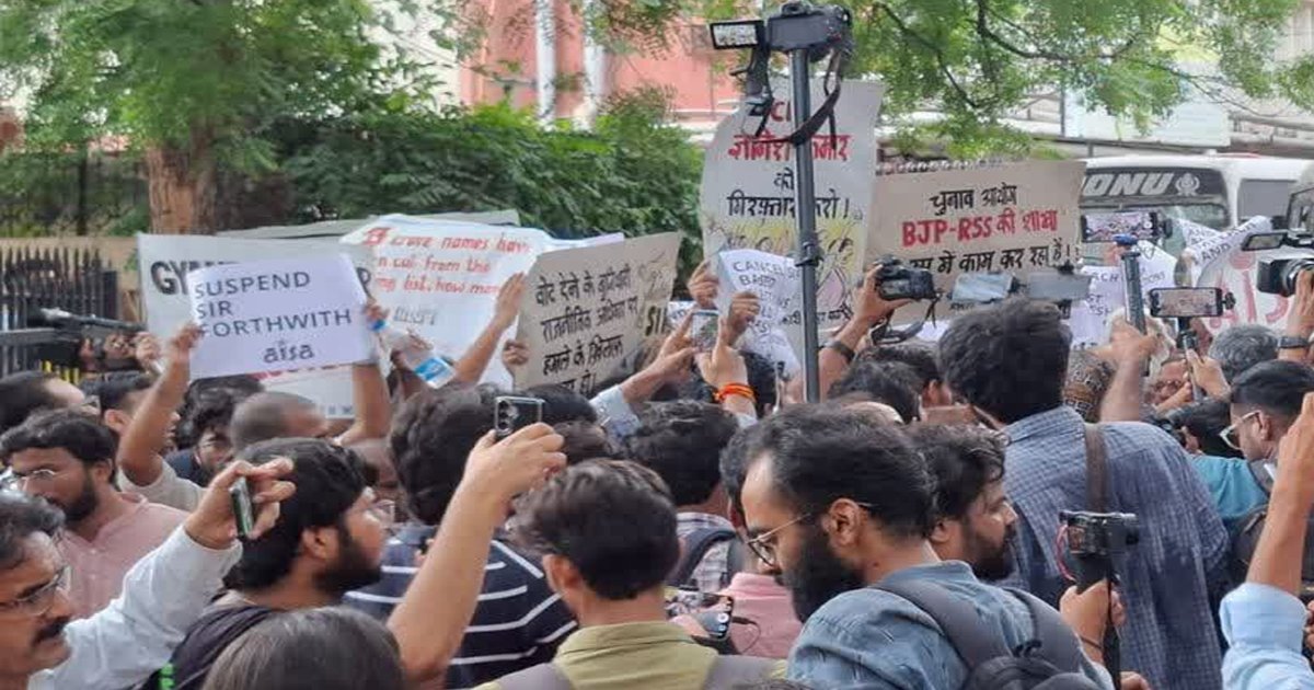 জ্ঞানেশের পদত্যাগ চেয়ে পথে দিল্লি, আটক যোগেন্দ্র যাদব-রা